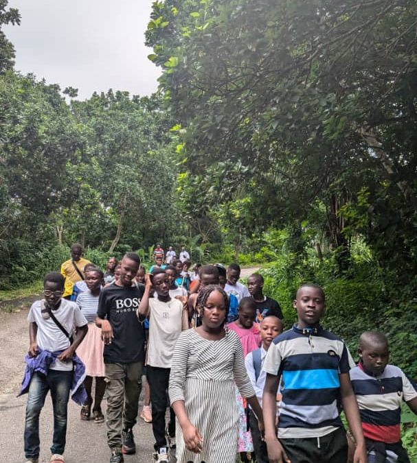 Élèves de l’école IP Manoble en visite au Foyer Artisanal de Kpalimé et au sommet du Pic d’Agou